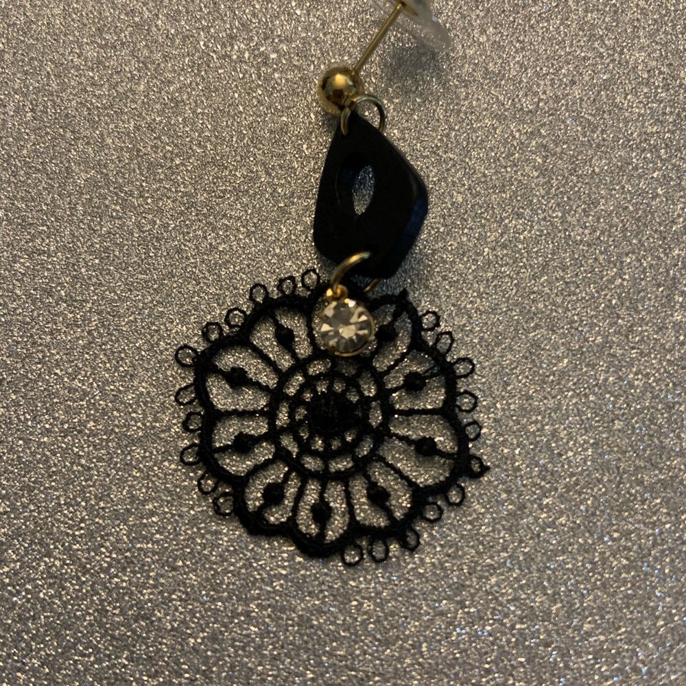 NWOT Black and Gold Hanging Earrings with Gem - Picture 3 of 4